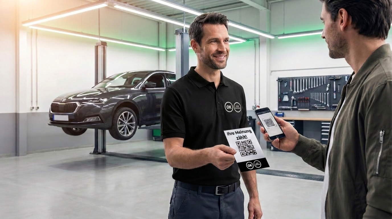 Serviceberater übergibt QR-Code Feedbackkarte an Kunden in moderner Kfz-Werkstatt